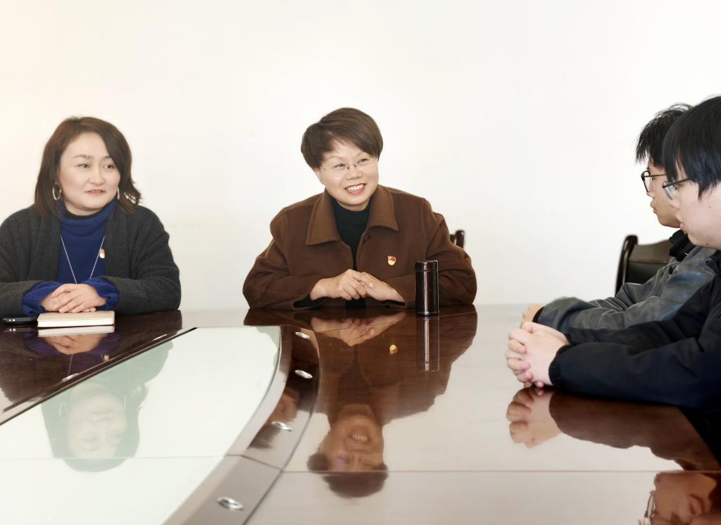 校党委副书记陈华仙深入javHiHi
与联系班级学生座谈交流